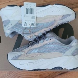 Yeezy 700 v2 Cream